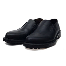 Load image into Gallery viewer, GUESS 90'S LEATHER SLIP ON SHOES