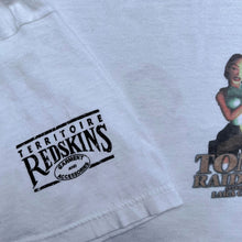Load image into Gallery viewer, LARA CROFT TOMB RAIDER X REDSKINS 90'S T-SHIRT