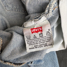 Load image into Gallery viewer, LEVI&#39;S 501 W30 DENIM JEANS