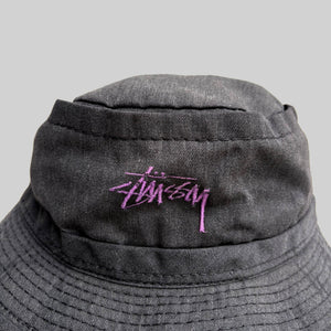 STÜSSY LOGO 90'S BUCKET HAT